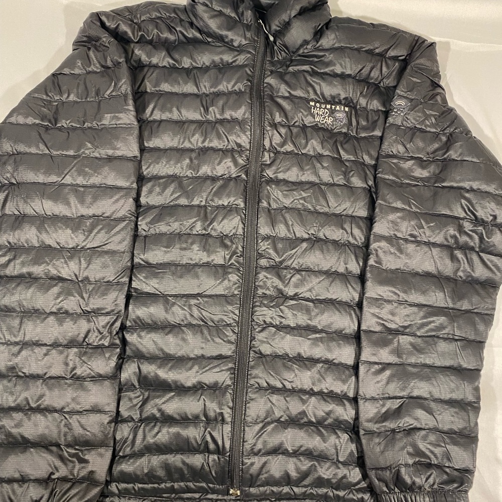 This sweatshirt is in good condition. You can look at the photos.